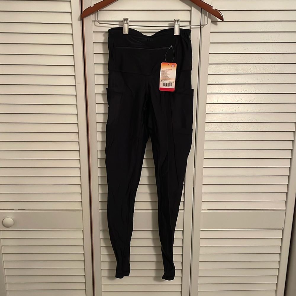 Boulder black dart leggings with pockets.